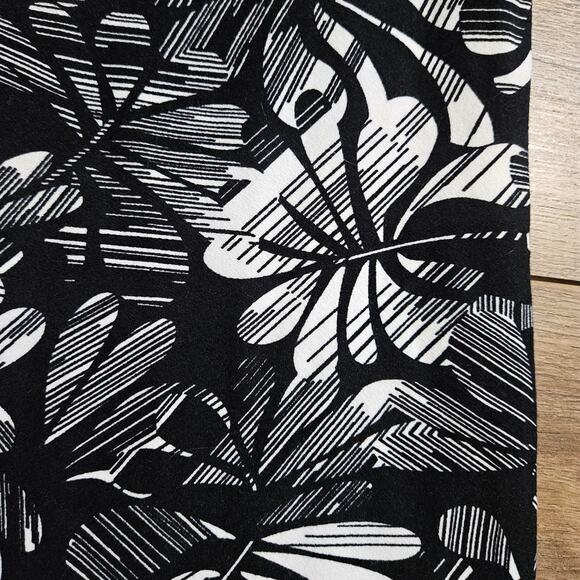 Chico's Travelers Womens Pants High Rise Black White Floral Ankle Pull On Medium - Picture 9 of 16